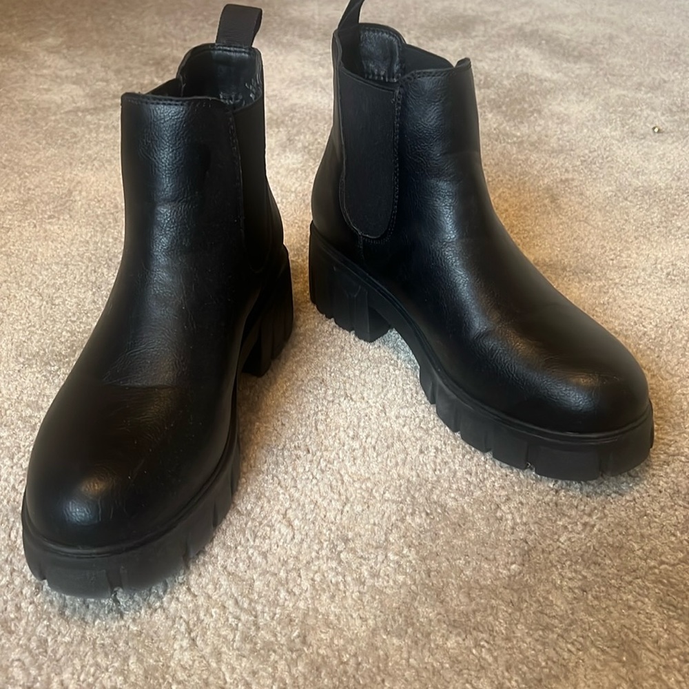 Cushionaire Chelsea Boots